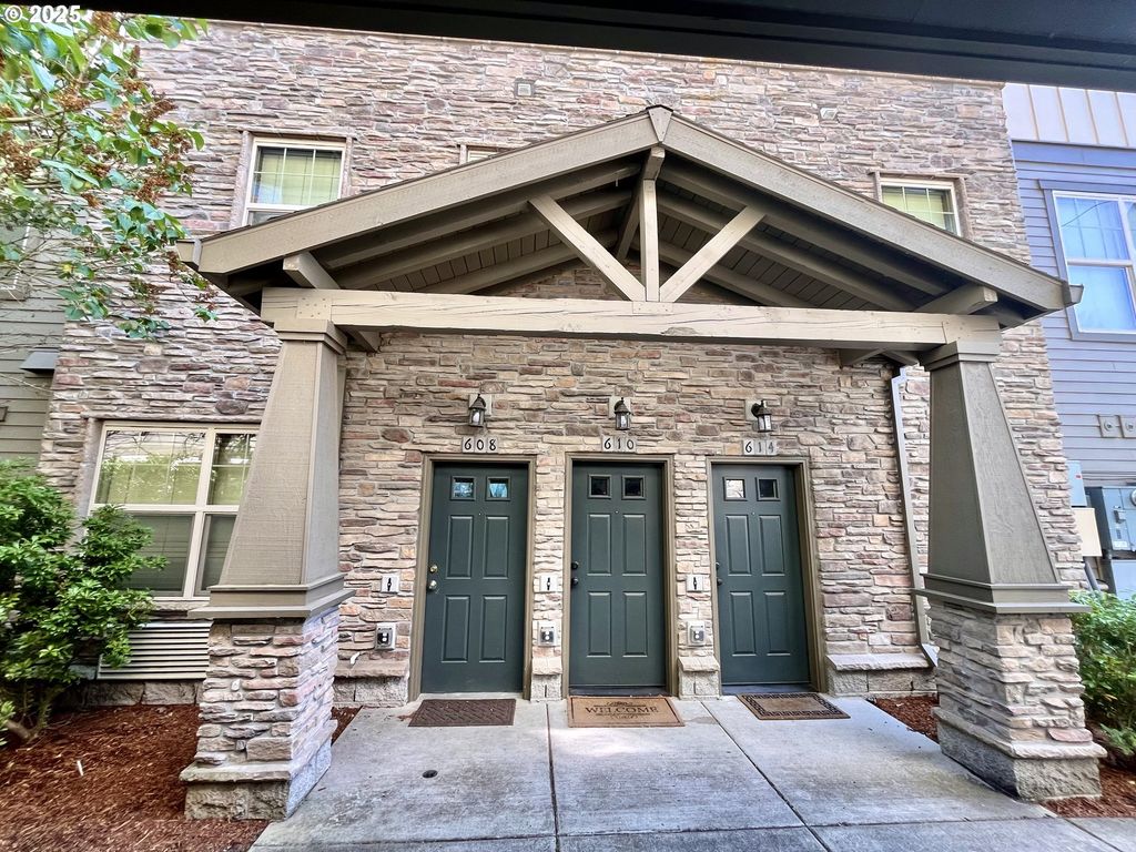 608 Ne ROYDON Ln, Hillsboro, OR 97006