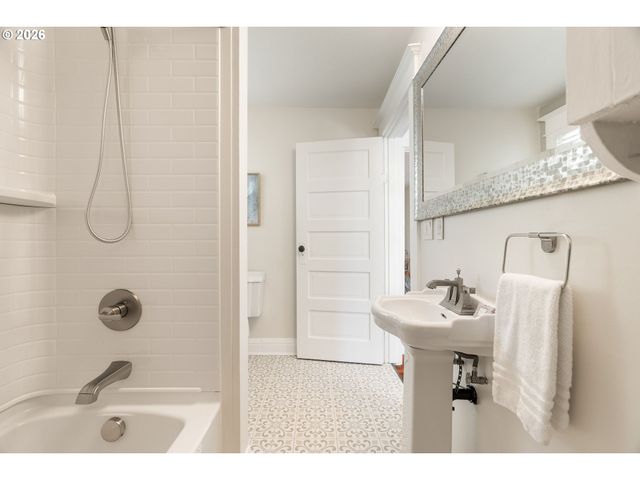 1005 Se TENINO St, Portland, OR 97202