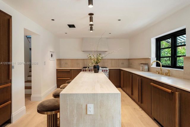4727 N Bay Rd, Miami Beach, FL 33140