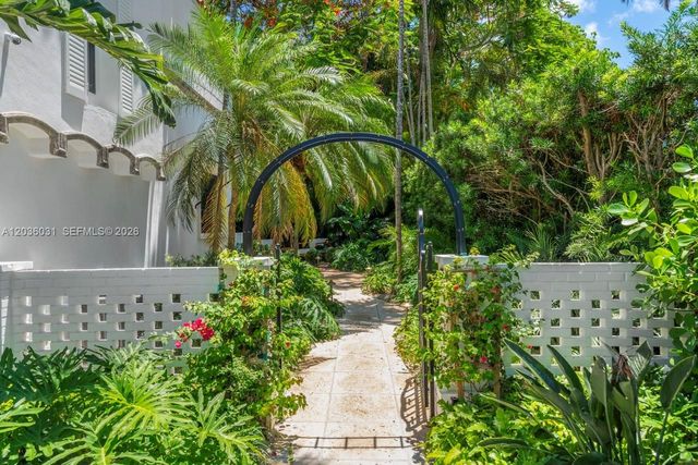 4727 N Bay Rd, Miami Beach, FL 33140