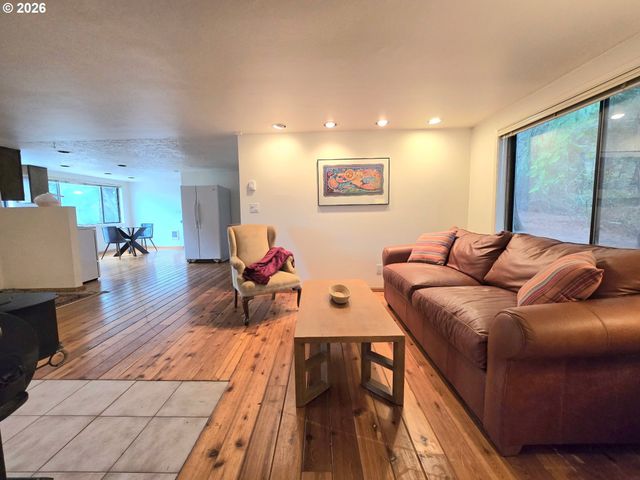 1910 PROCTOR Rd, Mosier, OR 97040