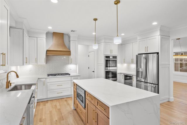 12 Patience Lane, Westbury, NY 11590
