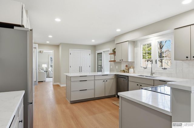 16222 Oak Circle, Omaha, NE 68130