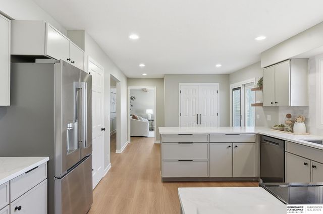 16222 Oak Circle, Omaha, NE 68130