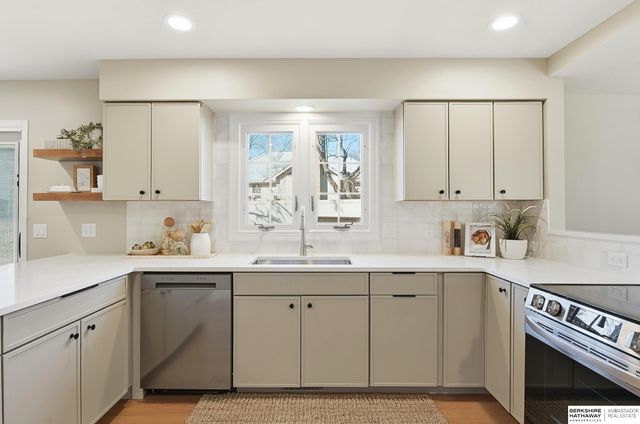 16222 Oak Circle, Omaha, NE 68130