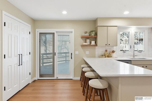 16222 Oak Circle, Omaha, NE 68130