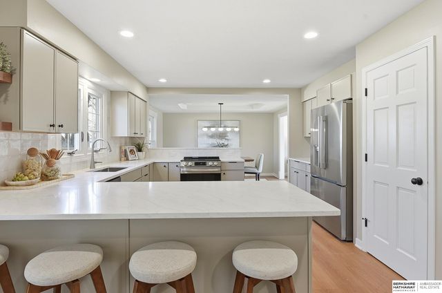 16222 Oak Circle, Omaha, NE 68130