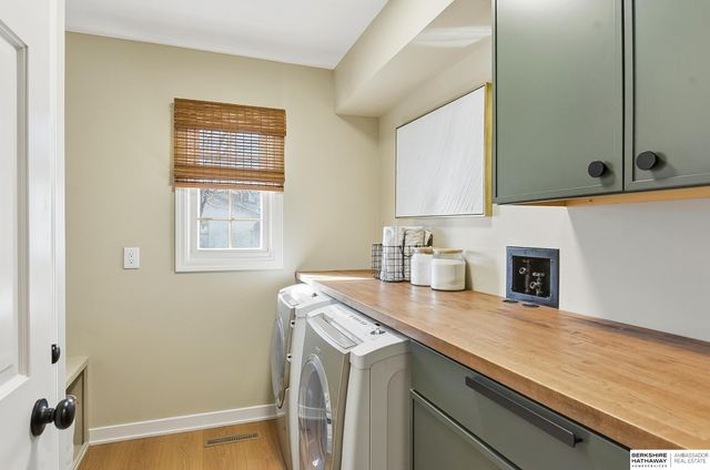 16222 Oak Circle, Omaha, NE 68130