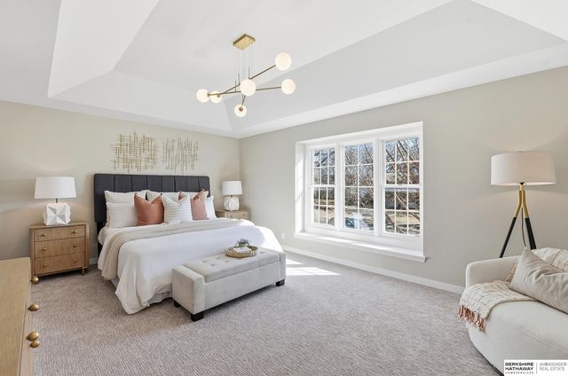 16222 Oak Circle, Omaha, NE 68130