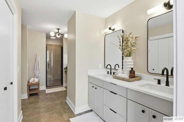 16222 Oak Circle, Omaha, NE 68130