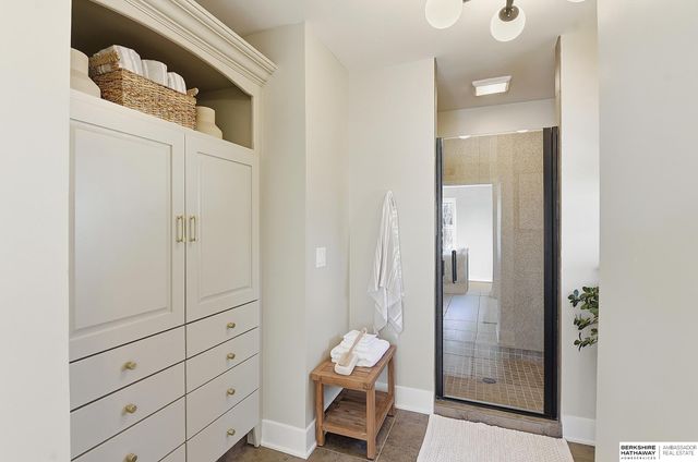 16222 Oak Circle, Omaha, NE 68130