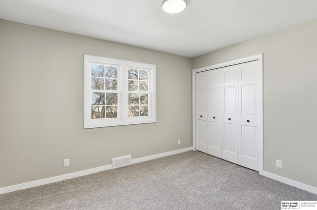 16222 Oak Circle, Omaha, NE 68130