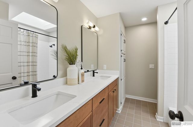 16222 Oak Circle, Omaha, NE 68130