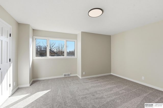 16222 Oak Circle, Omaha, NE 68130