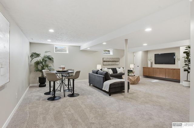 16222 Oak Circle, Omaha, NE 68130