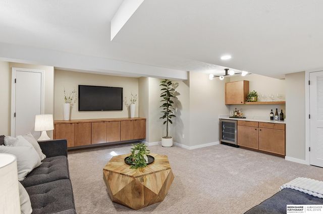 16222 Oak Circle, Omaha, NE 68130