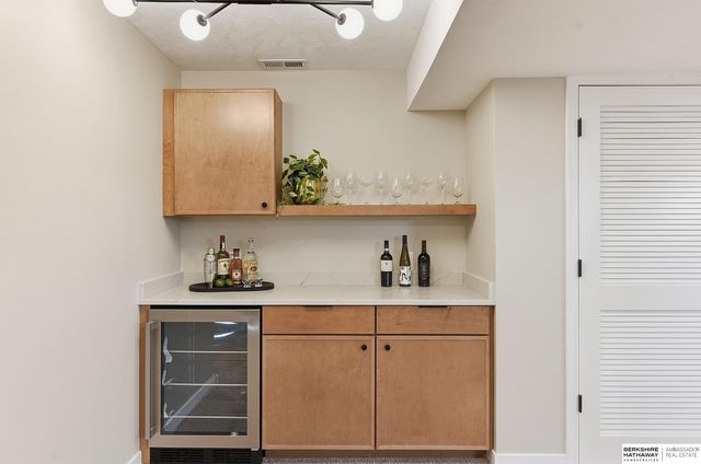 16222 Oak Circle, Omaha, NE 68130