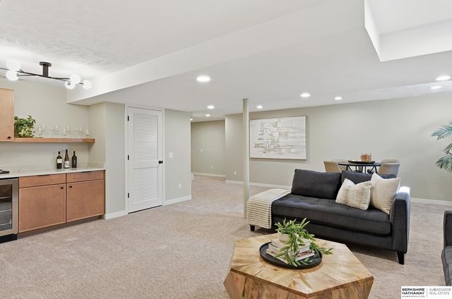 16222 Oak Circle, Omaha, NE 68130