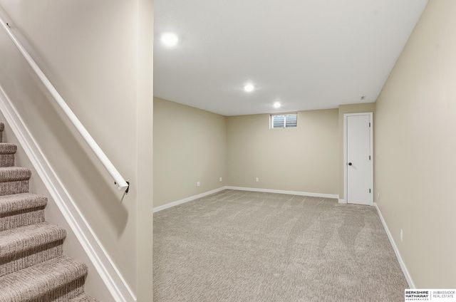 16222 Oak Circle, Omaha, NE 68130