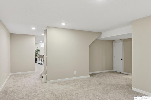 16222 Oak Circle, Omaha, NE 68130