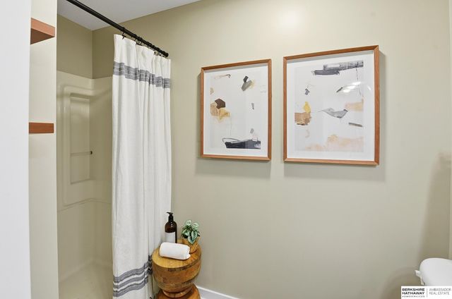 16222 Oak Circle, Omaha, NE 68130