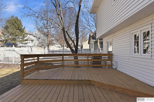 16222 Oak Circle, Omaha, NE 68130