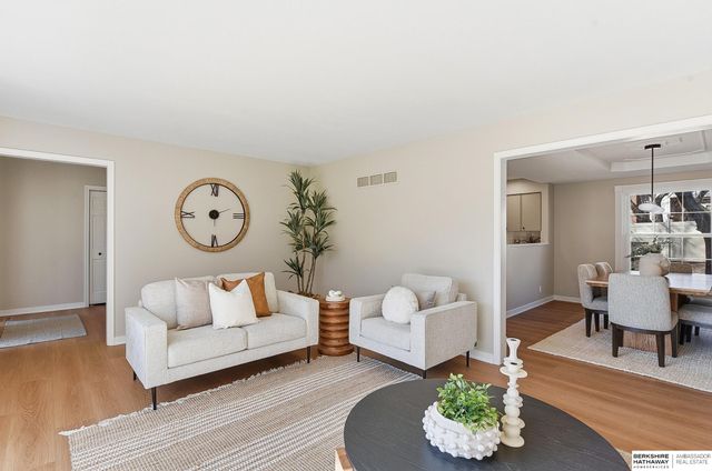 16222 Oak Circle, Omaha, NE 68130