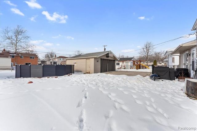 31664 Sweetbriar Drive, Rockwood, MI 48173