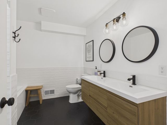 1521 Flag Avenue N, Golden Valley, MN 55427