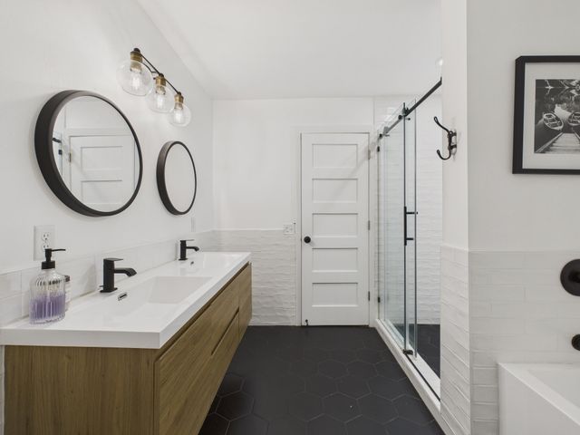 1521 Flag Avenue N, Golden Valley, MN 55427