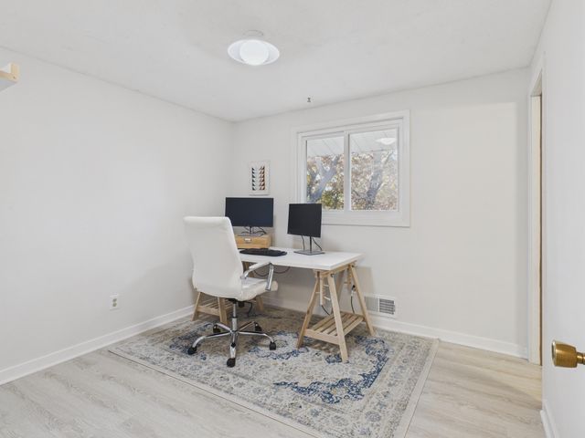 1521 Flag Avenue N, Golden Valley, MN 55427