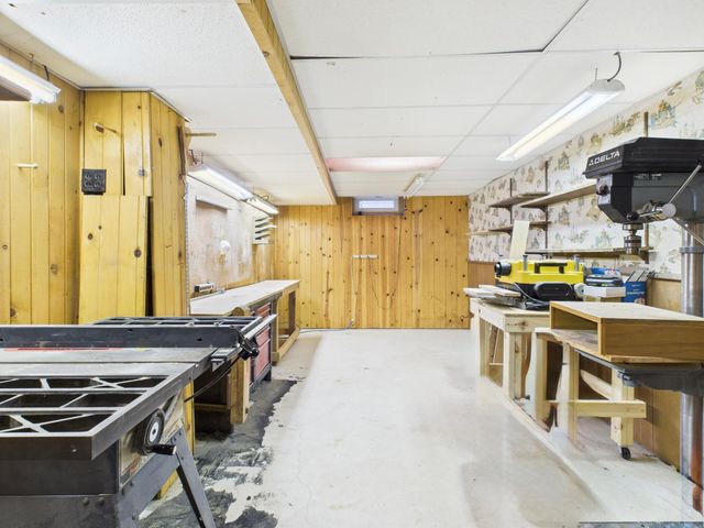 1521 Flag Avenue N, Golden Valley, MN 55427