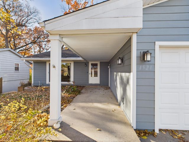 1521 Flag Avenue N, Golden Valley, MN 55427