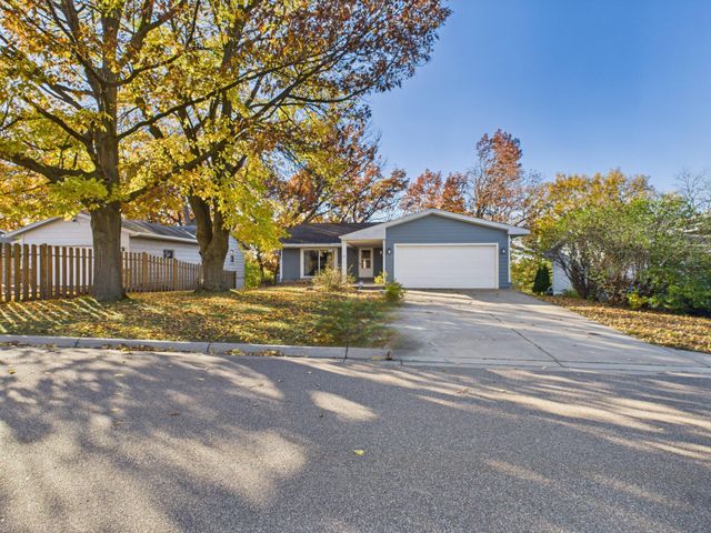 1521 Flag Avenue N, Golden Valley, MN 55427