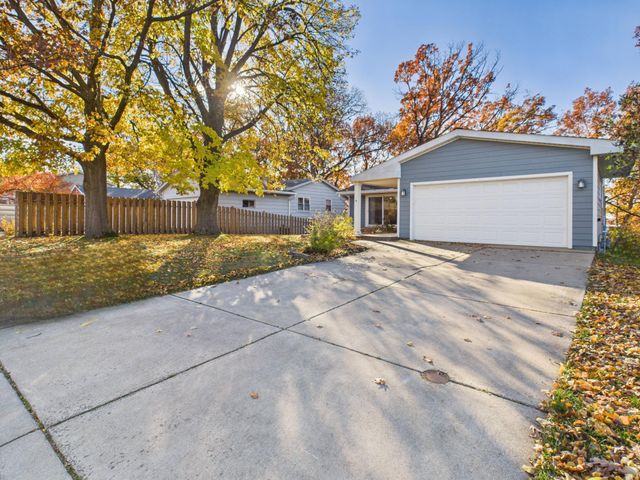 1521 Flag Avenue N, Golden Valley, MN 55427