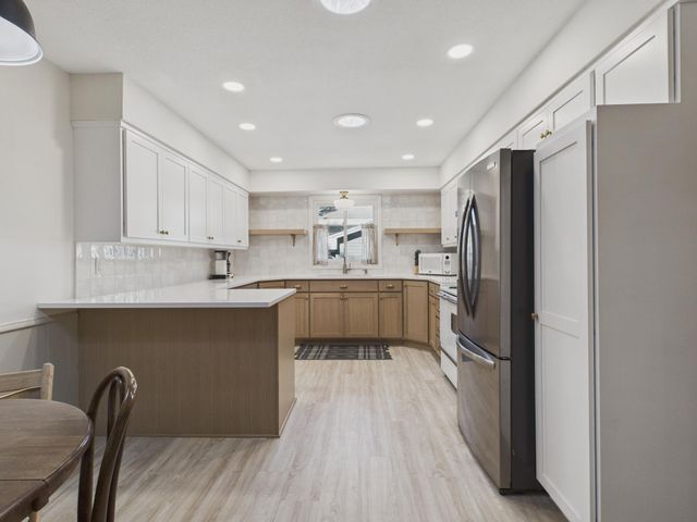 1521 Flag Avenue N, Golden Valley, MN 55427