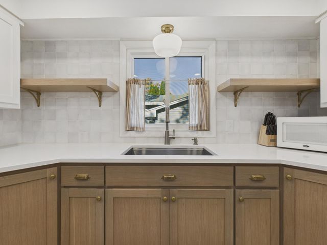 1521 Flag Avenue N, Golden Valley, MN 55427