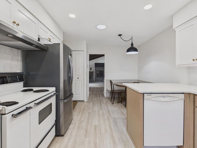 1521 Flag Avenue N, Golden Valley, MN 55427