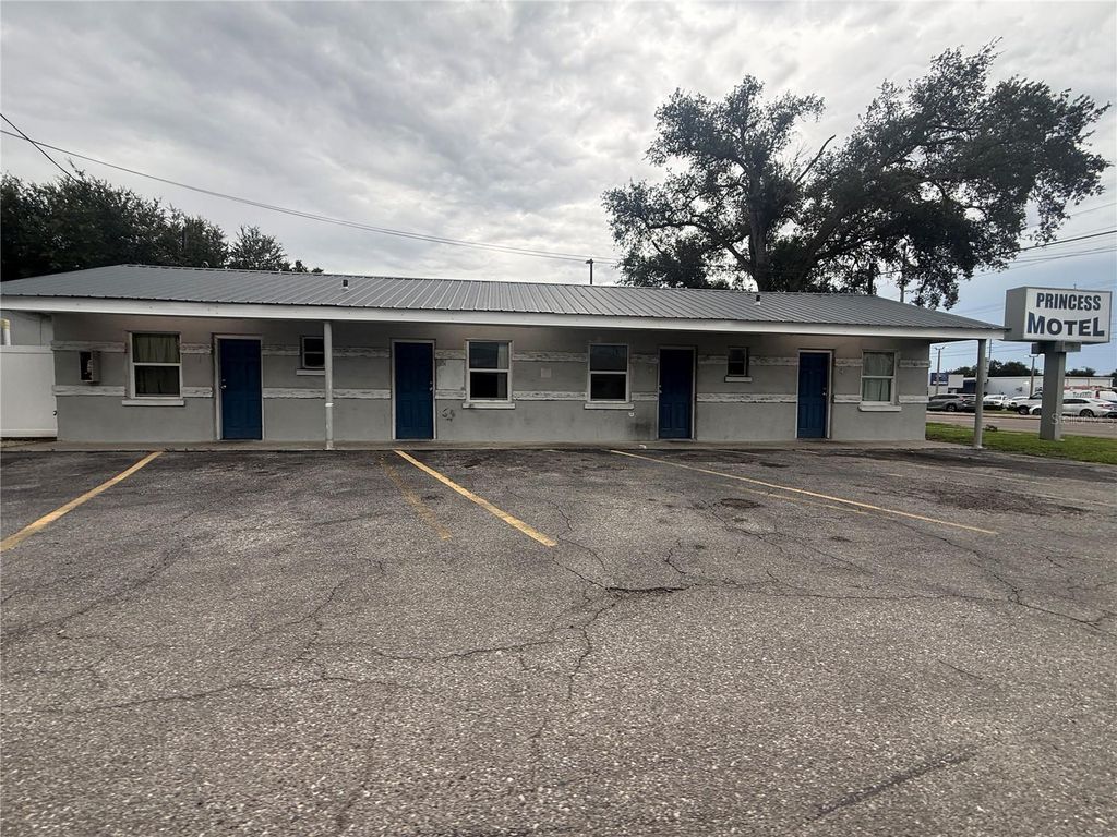 Image 3 of property listing at 6435 W HILLSBOROUGH AVENUE, Tampa, FL 33634