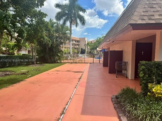 10332 Sunrise Lakes Boulevard 106, Sunrise, FL 33322