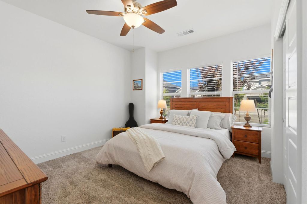 Image 10 of property listing at 2587 W Heather Lane, Hanford, CA 93230