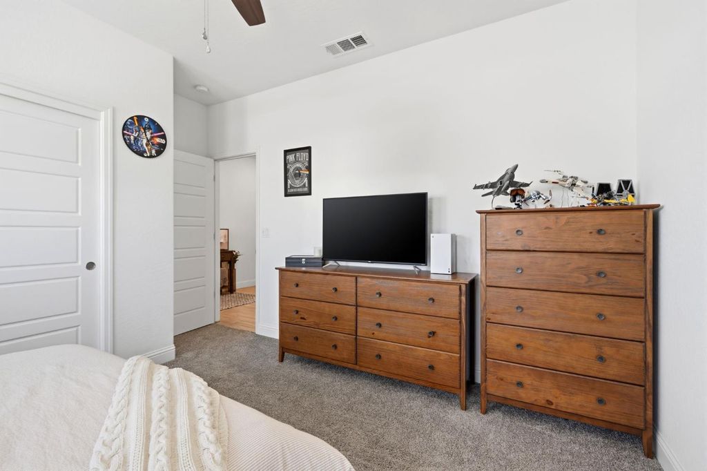 Image 11 of property listing at 2587 W Heather Lane, Hanford, CA 93230