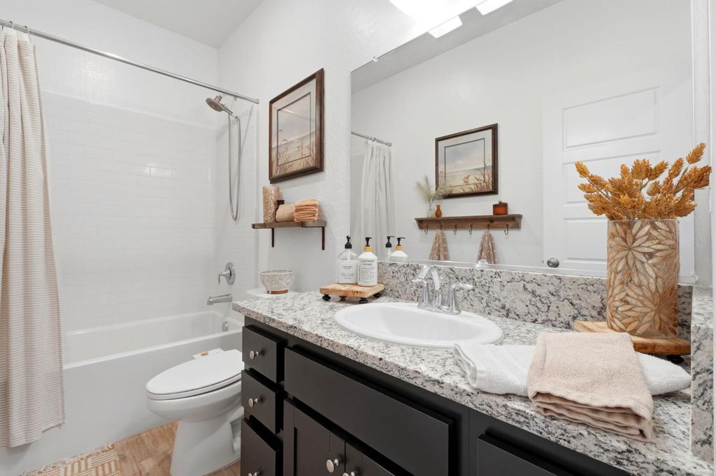 Image 12 of property listing at 2587 W Heather Lane, Hanford, CA 93230