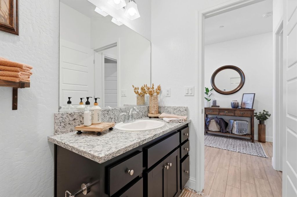 Image 13 of property listing at 2587 W Heather Lane, Hanford, CA 93230