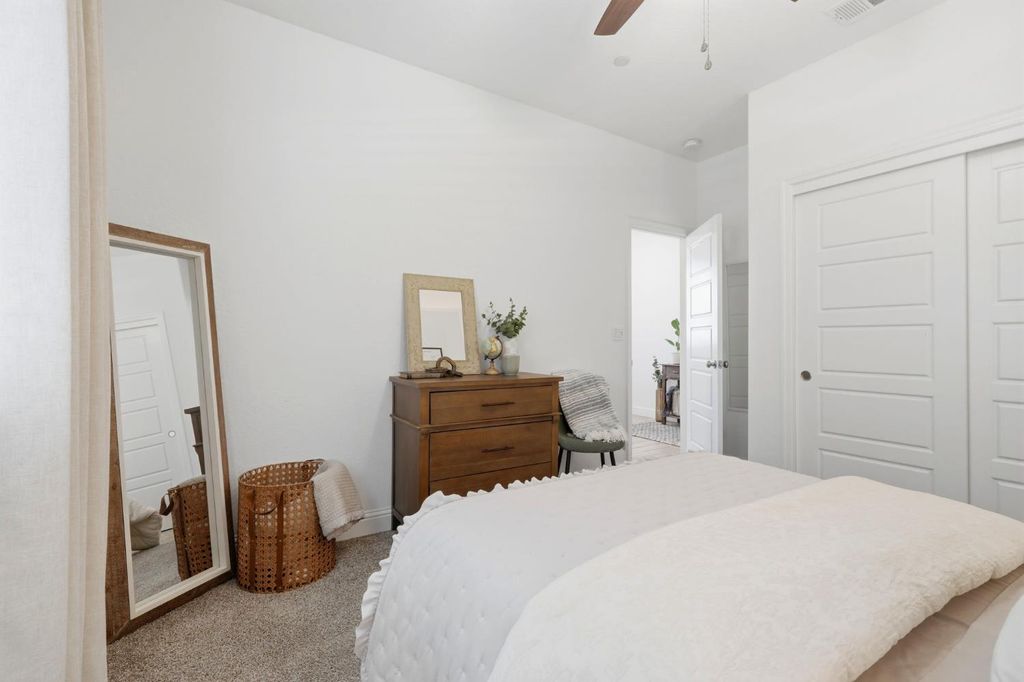 Image 15 of property listing at 2587 W Heather Lane, Hanford, CA 93230