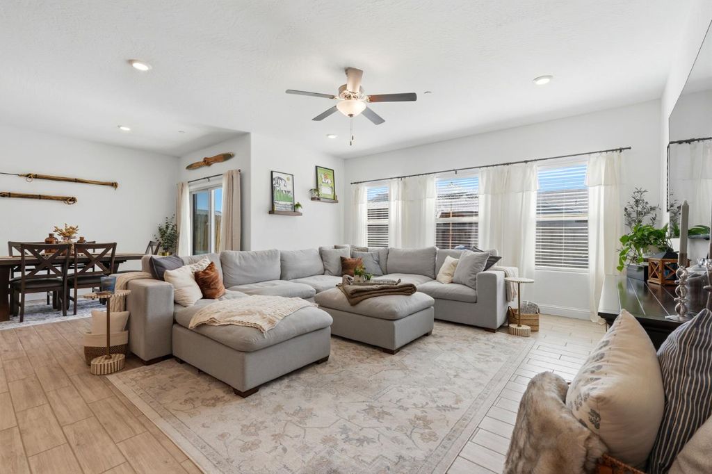 Image 16 of property listing at 2587 W Heather Lane, Hanford, CA 93230