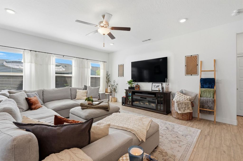 Image 17 of property listing at 2587 W Heather Lane, Hanford, CA 93230