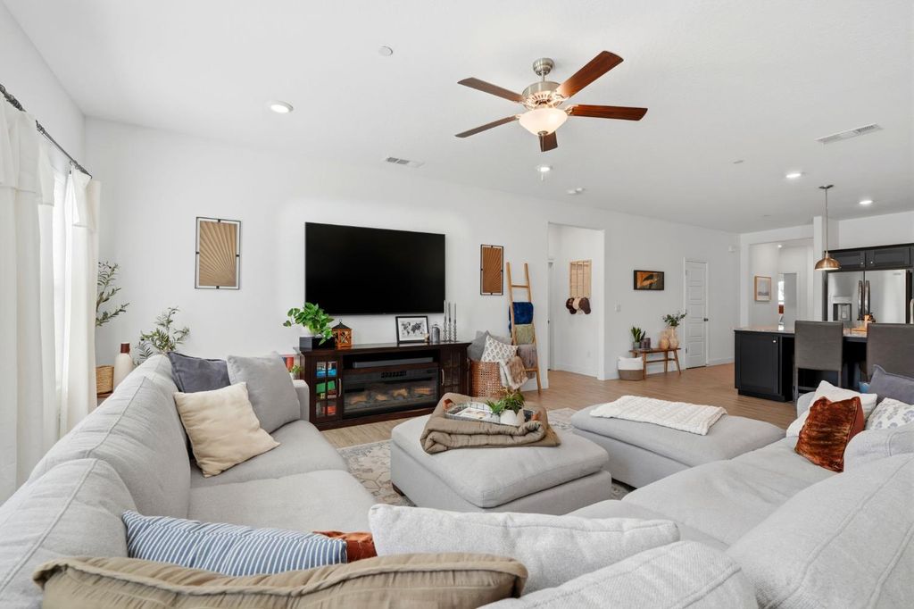 Image 18 of property listing at 2587 W Heather Lane, Hanford, CA 93230