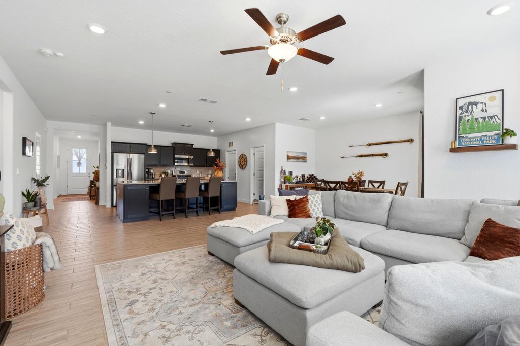 Image 19 of property listing at 2587 W Heather Lane, Hanford, CA 93230