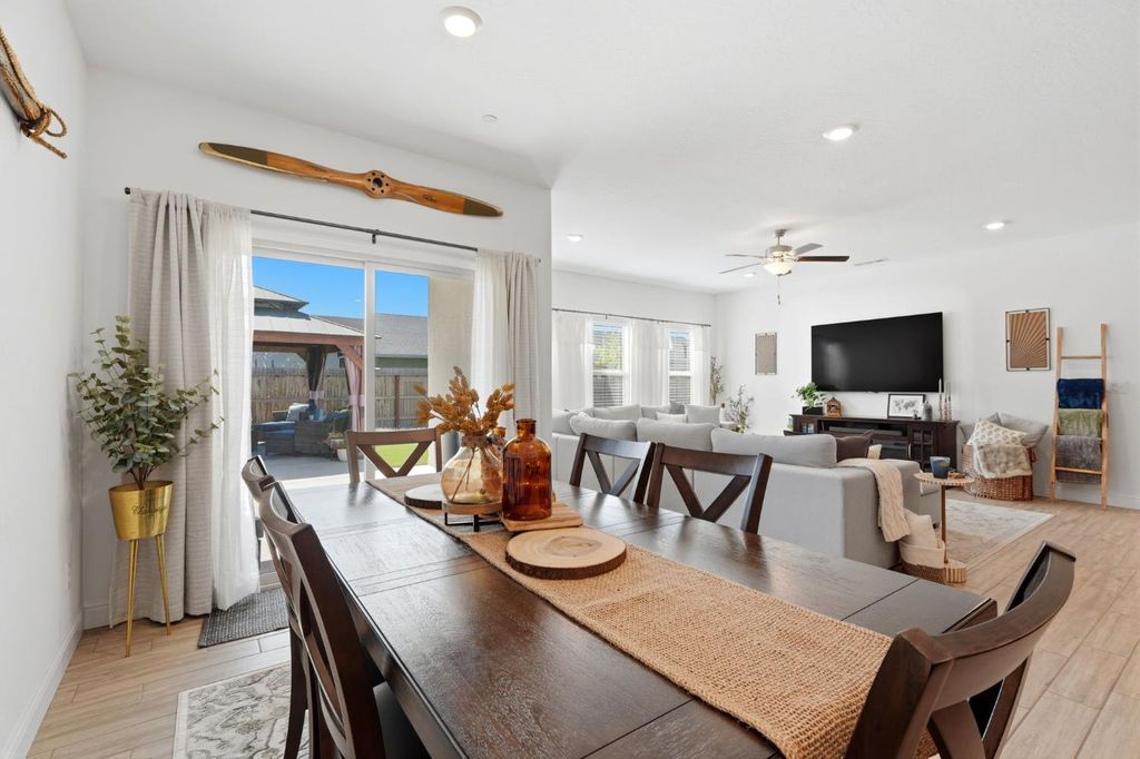 Image 22 of property listing at 2587 W Heather Lane, Hanford, CA 93230